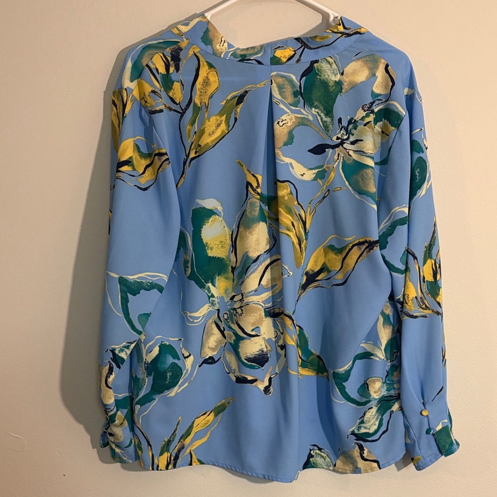 Investments parties XL Blue and Yellow Floral Blouse v neck - Picture 6 of 6